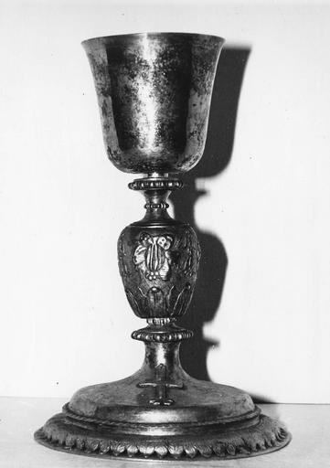 Calice au décor repoussé de fleurs, frises de feuilles et croix, argent et argent doré