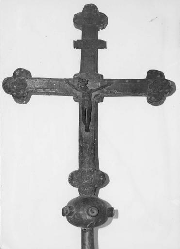 Croix de procession aux branches trilobées et au décor de fleurettes (?), cuivre repoussé sur âme de bois