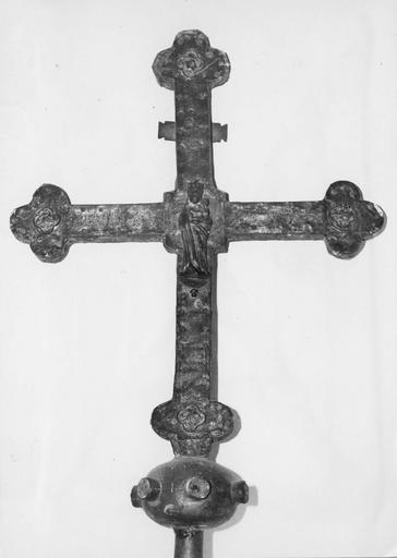 Croix de procession aux branches trilobées et au décor de fleurettes (?), centre de la croix orné d'une petite figurine de la Vierge à l'Enfant, cuivre repoussé sur âme de bois