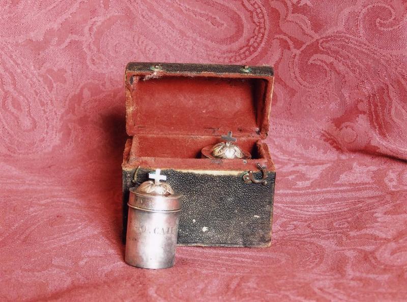 coffret aux saintes huiles contenant l'ampoule à huile des catéchumènes et l'ampoule à saint chrême, vue générale - © Ministère de la Culture (France), Médiathèque du patrimoine et de la photographie (objets mobiliers), tous droits réservés