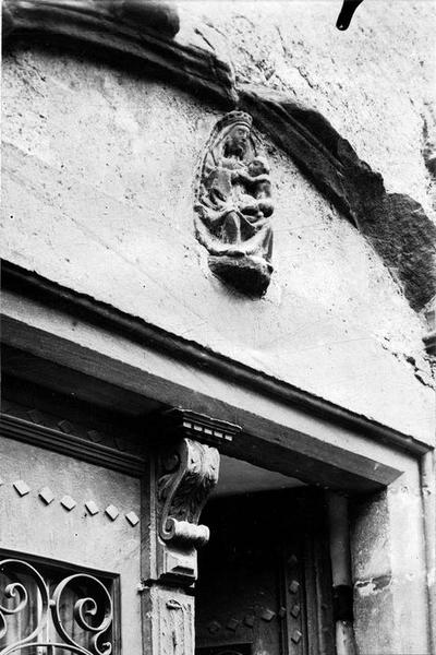 haut-relief : Vierge allaitant l'Enfant Jésus (la), vue générale - © Ministère de la Culture (France), Médiathèque du patrimoine et de la photographie (objets mobiliers), tous droits réservés