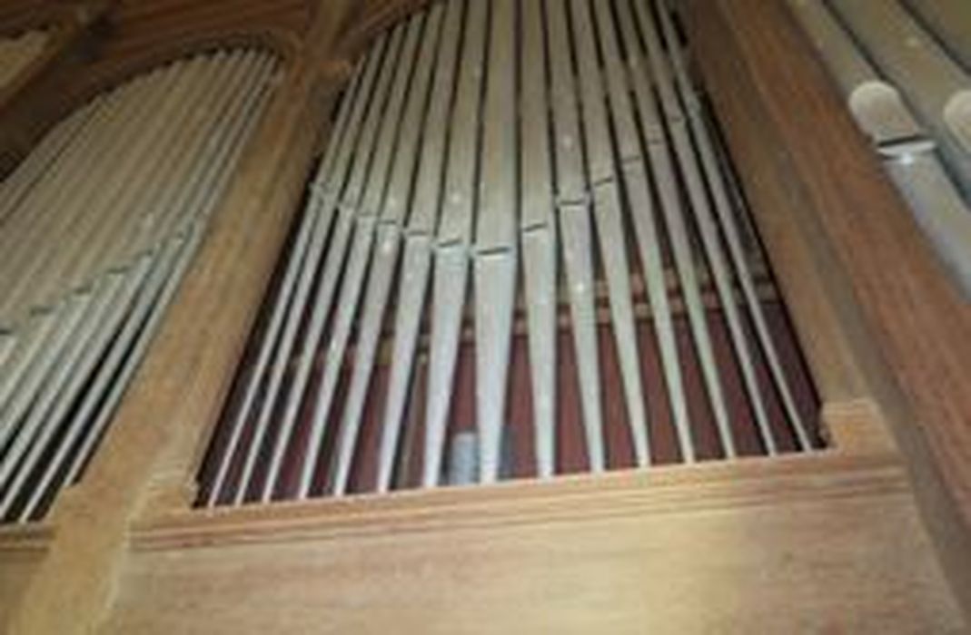 orgue de tribune, vue partielle des tuyaux de façade