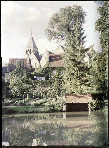 Vue d'ensemble de la ville, église sur la hauteur