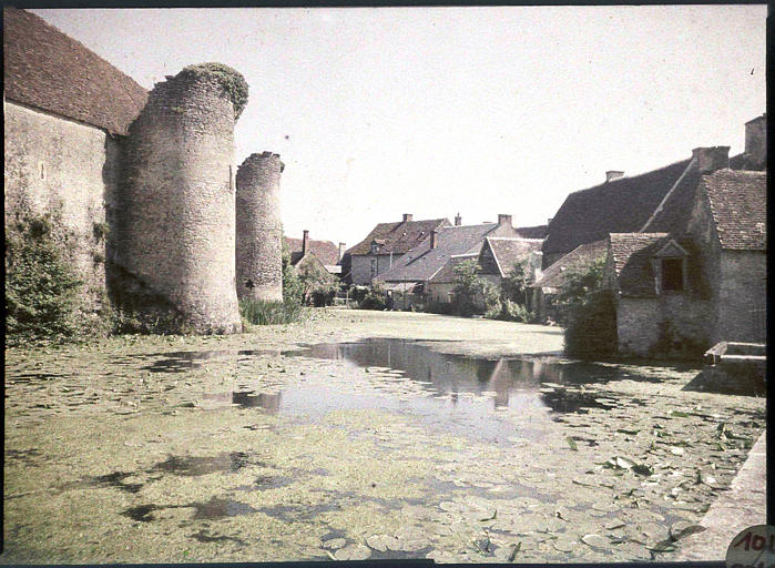 Deux tours et une partie du village