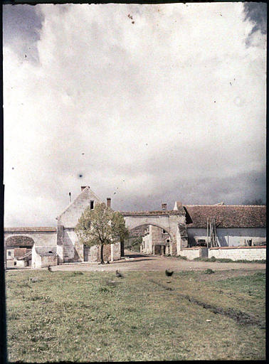 Ancienne porte d'entrée, bâtiments de ferme