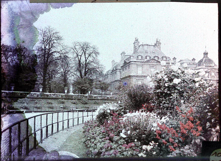 Palais vu au travers d'un bosquet fleuri