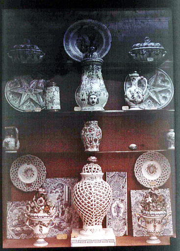 Vitrine contenant des vases et des assiettes en faïence