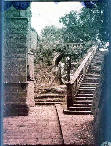 Escaliers extérieurs et un pont aux abords de la chapelle