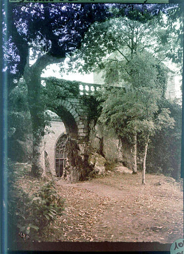 Petit pont et arche vers la chapelle