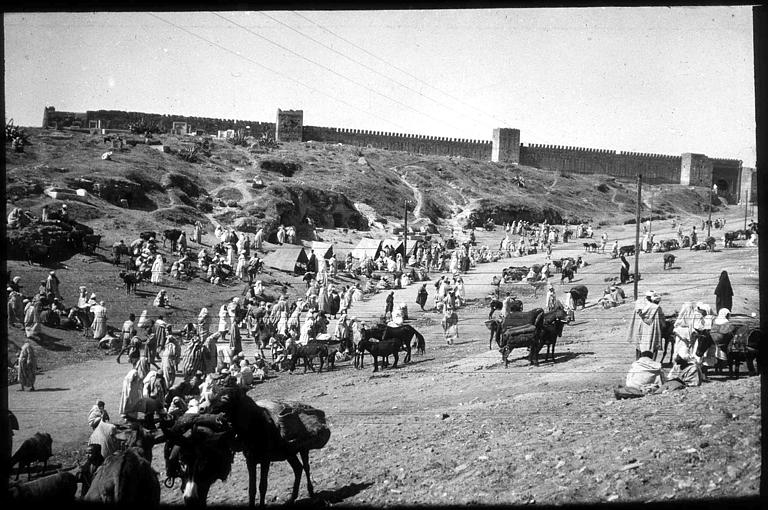 Marché sous les remparts de la Kasba des Cherarda