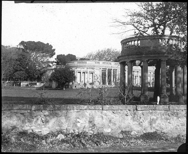 Colonnades dans le jardin