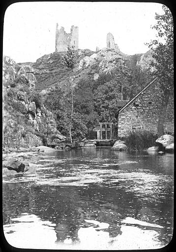 Ruines du château, rivière en contre-bas