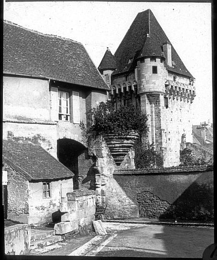 Côté sud-ouest et façade d'une maison