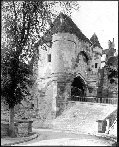 Porte de ville fortifiée