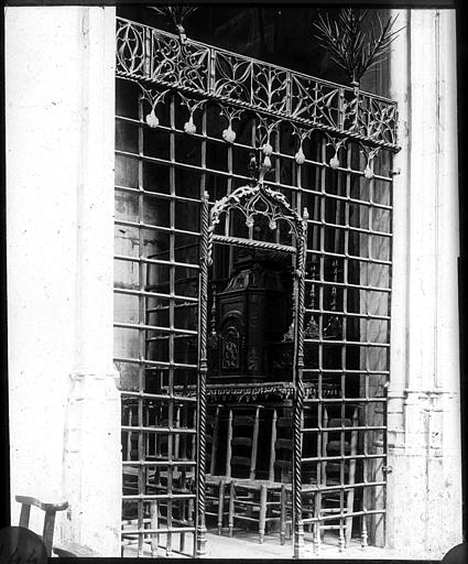 Intérieur : grille en fer forgé d'une chapelle