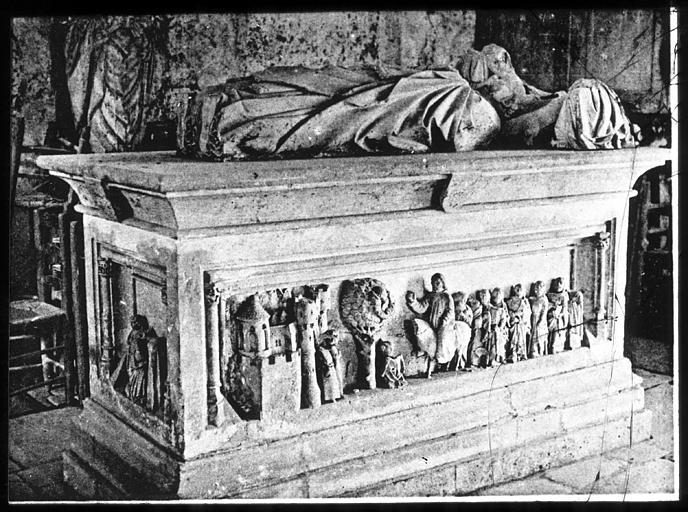 Sarcophage en pierre de saint Sylvain