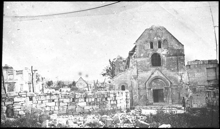 Façade ouest au milieu des ruines, dues aux dommages de guerre