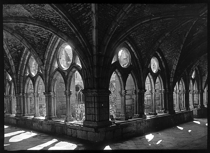 Cloître : galerie vue de l'intérieur