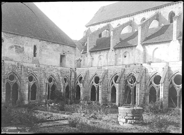 Cloître : galerie vue du jardin