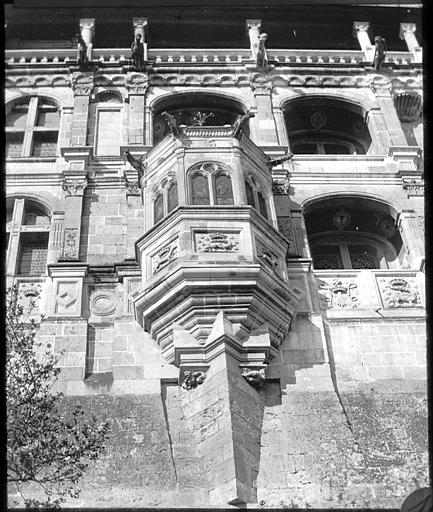 Façade de l'aile François Ier, côté place : fenestrage et oriel