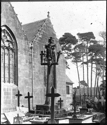 Croix de cimetière à côté de l'église