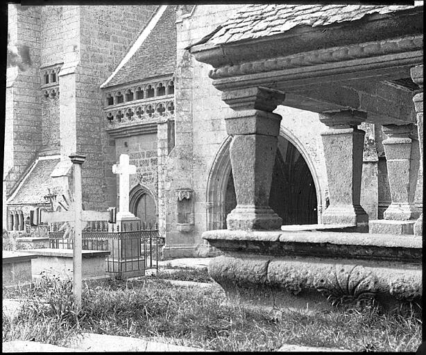 Cimetière : façade sud et colonnes de la chapelle funéraire