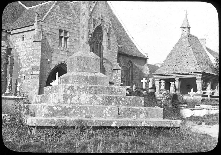 Cimetière : chapelle funéraire et façade sud