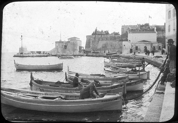 Fortification et barques dans le port