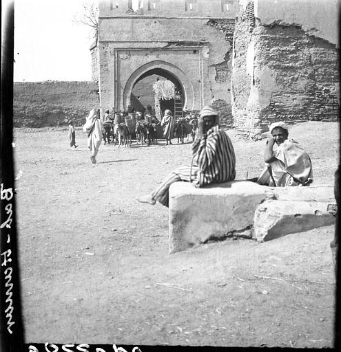 Anes franchissant la porte de ville sur les remparts