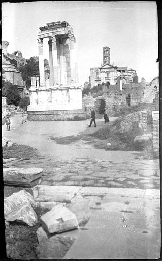 Ruines du temple de Castor, église Santa Francesca Romana au loin
