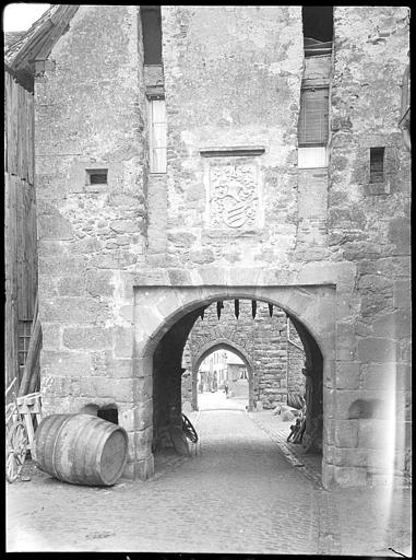 Porte supérieure avec passage voûté