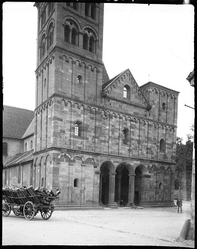 Façade : porche à arcades et clocher