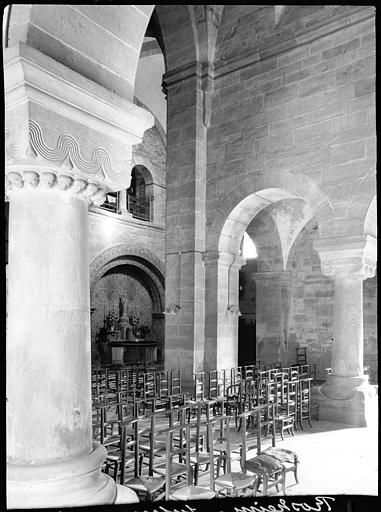 Intérieur : pilier, chapiteau