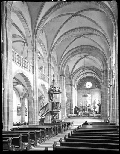 Intérieur : nef vue de l'entrée