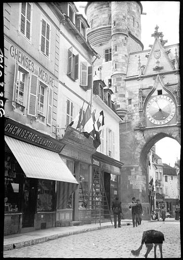 Vue d'ensemble depuis une rue animée