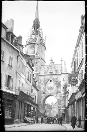 Vue d'ensemble depuis une rue animée