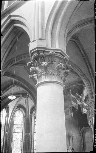 Intérieur : chapiteau du choeur à décor végétal