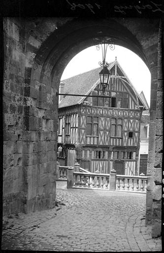 Façade à pans de bois prise de la porte Saint-Jean