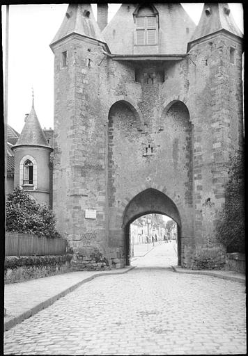 Porte de ville fortifiée