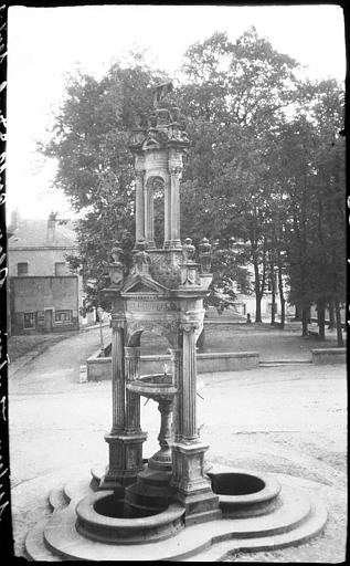 Fontaine sur la place de la cathédrale