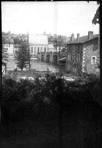 Pont et les maisons environnantes