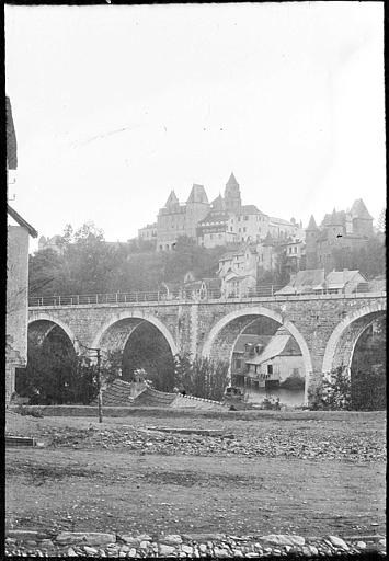 Arches du pont, la ville en arrière-plan