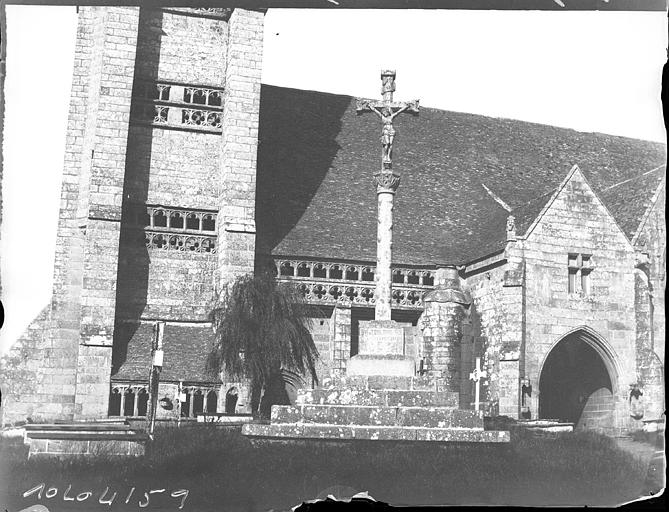 Façade sud : portail, calvaire, base du clocher