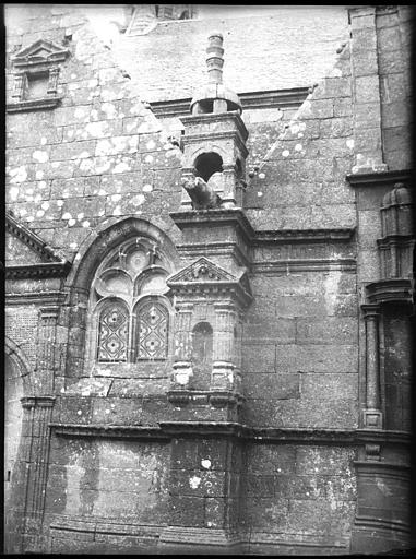 Façade latérale, fenêtre et gargouille