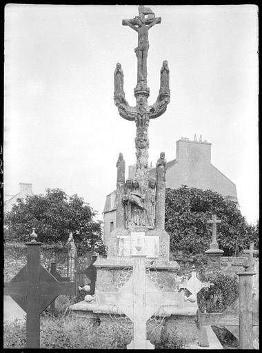 Calvaire situé sur la place de l'église de Nizon