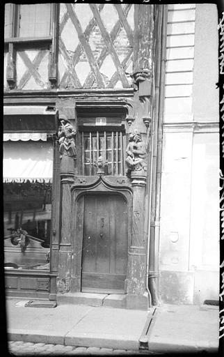 Porte surmontée d'un groupe sculpté