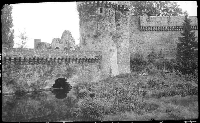 Remparts et tour, douves