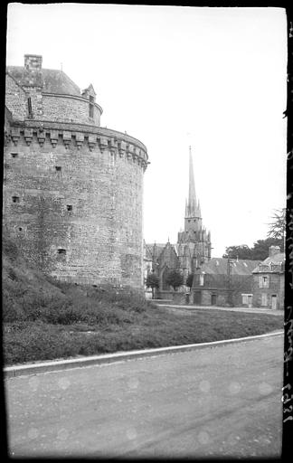 Tour d'angle, église en arrière-plan