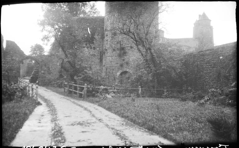 Tours sur les remparts, douves et porche