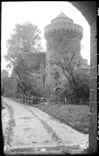 Tour d'angle et remparts